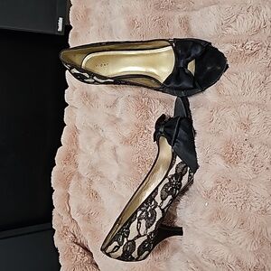 Bow black satin/gold lace pump